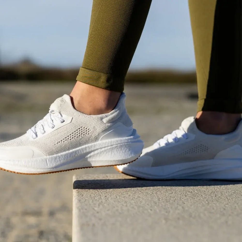 8000 Kicks Runners for Women in Pearl White size 9 NWT in box